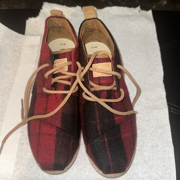 NWOT Toms Women’s Size 7.5 Red and Black with Tan Leather Outlining. New. - Picture 2 of 8